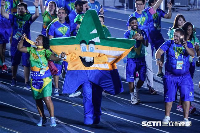 世大運閉幕典禮，巴西選手及國旗入場 圖／記者林敬旻攝