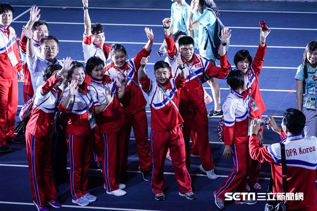 世大運閉幕典禮，北韓選手及國旗入場 圖／記者林敬旻攝