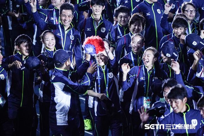 世大運閉幕典禮，日本選手及國旗入場 圖／記者林敬旻攝