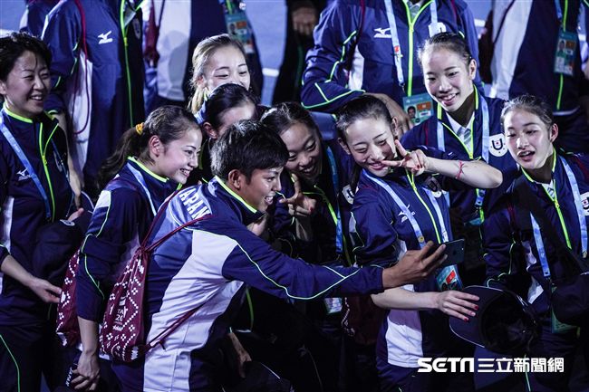 世大運閉幕典禮，日本選手及國旗入場 圖／記者林敬旻攝