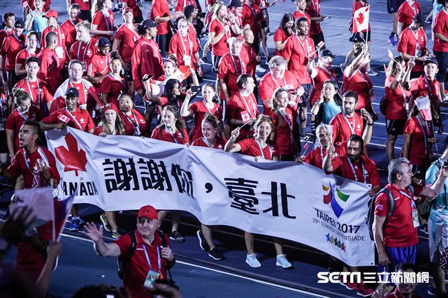 世大運閉幕典禮，加拿大選手及國旗入場 圖／記者林敬旻攝