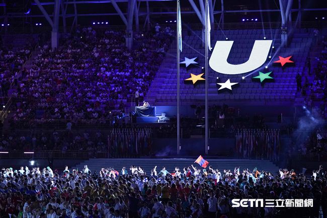 世大運閉幕典禮，各國選手及國旗入場 圖／記者林敬旻攝