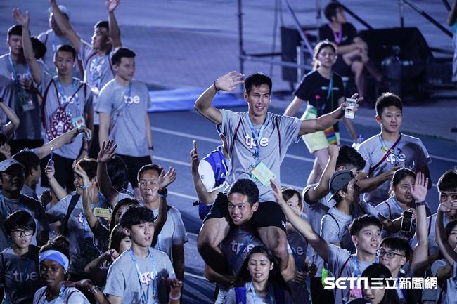 世大運閉幕典禮，中華隊選手楊俊瀚及國旗入場 圖／記者林敬旻攝