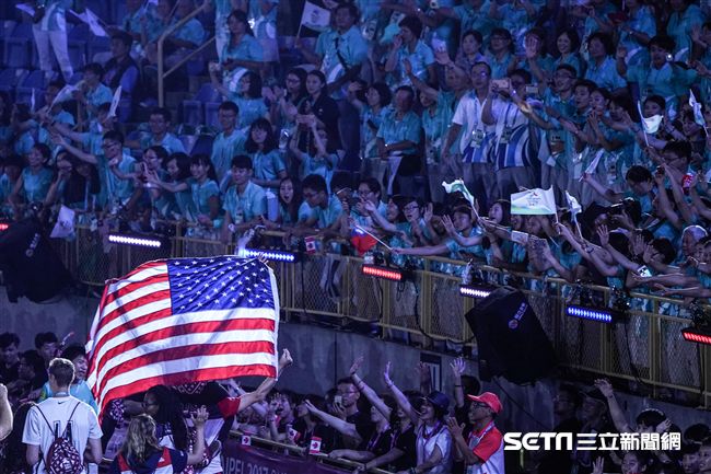 世大運閉幕典禮，美國選手及國旗入場 圖／記者林敬旻攝