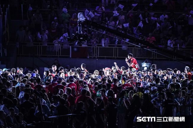 世大運閉幕典禮，各國選手及國旗入場 圖／記者林敬旻攝