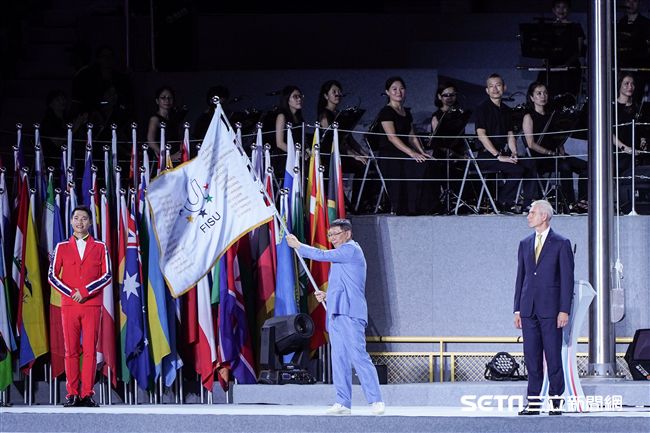 世大運閉幕典禮，市長柯文哲交接fisu會旗 圖／記者林敬旻攝