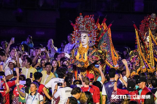 世大運閉幕典禮，台灣表演送神熄聖火，各國選手爭相目睹 圖／記者林敬旻攝