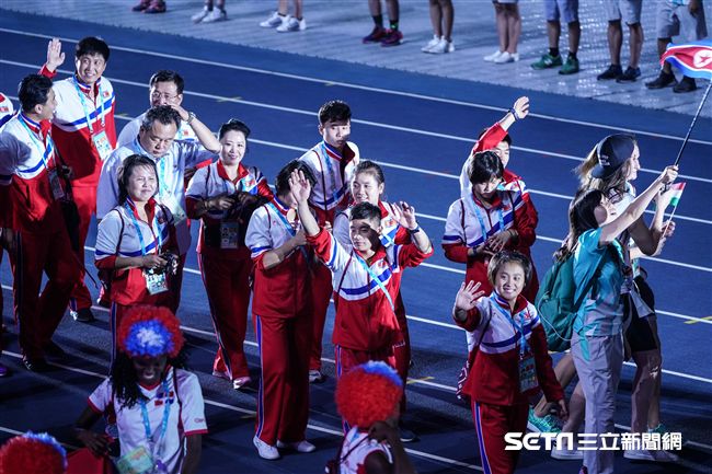 世大運閉幕典禮，北韓選手及國旗入場 圖／記者林敬旻攝