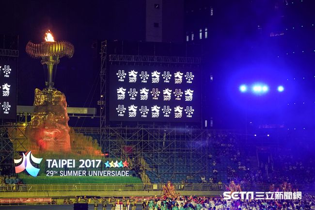 世大運閉幕典禮，台灣表演送神熄聖火，各國選手爭相目睹 圖／記者林敬旻攝