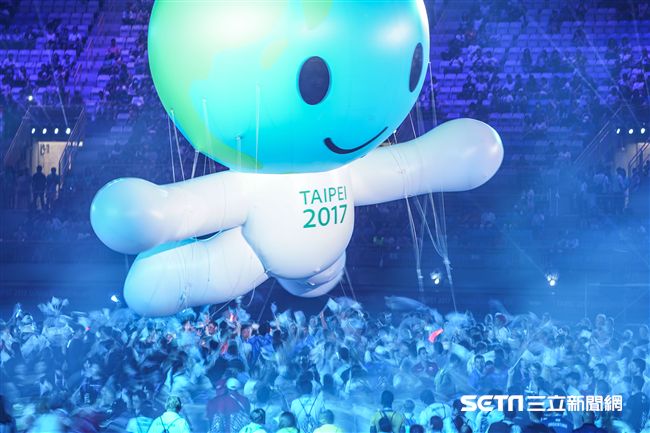 世大運閉幕典禮，地球寶寶入場，各國選手台下狂歡 圖／記者林敬旻攝