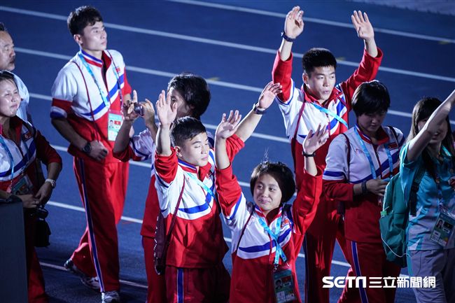 世大運閉幕典禮，北韓選手及國旗入場 圖／記者林敬旻攝