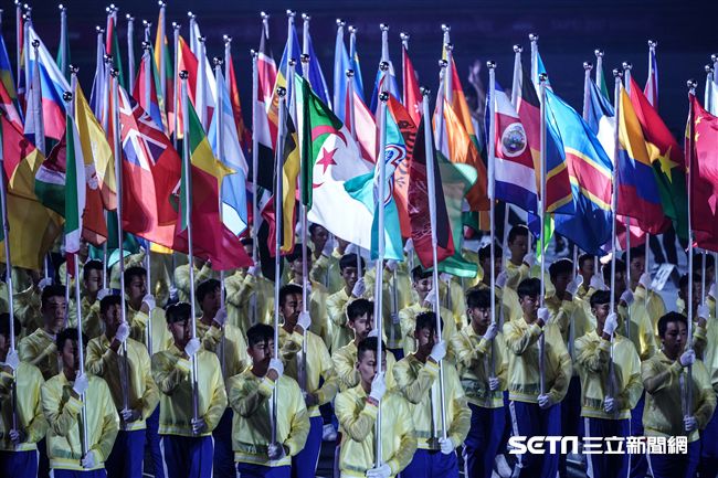 世大運閉幕典禮，選手及國旗入場 圖／記者林敬旻攝