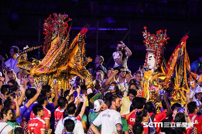 世大運閉幕典禮，台灣表演送神熄聖火，各國選手爭相目睹 圖／記者林敬旻攝