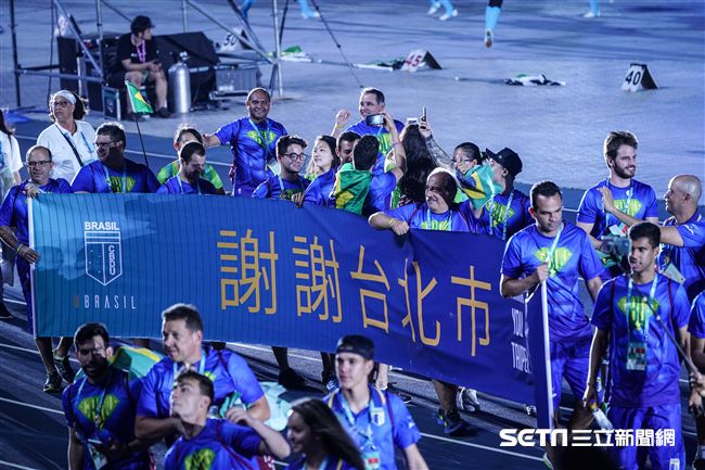 世大運閉幕典禮，巴西選手及國旗入場 圖／記者林敬旻攝