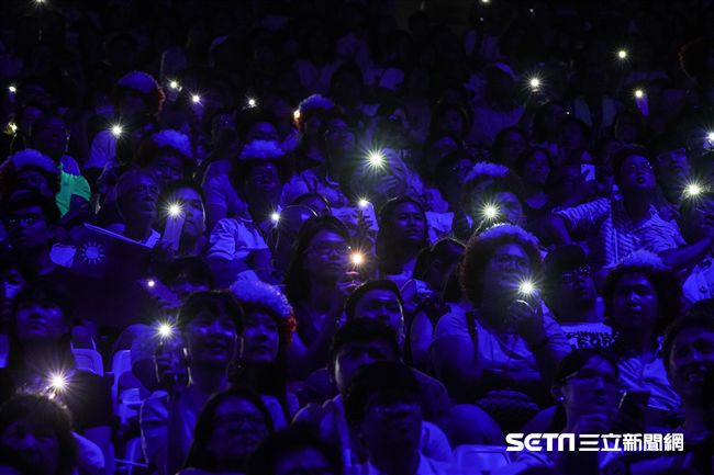 世大運閉幕典禮，觀眾替選手點燈 圖／記者林敬旻攝