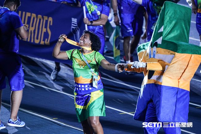 世大運閉幕典禮，巴西選手入場 圖／記者林敬旻攝