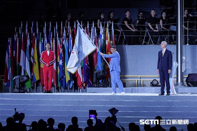 世大運閉幕典禮柯文哲交接會旗 圖／記者林敬旻攝