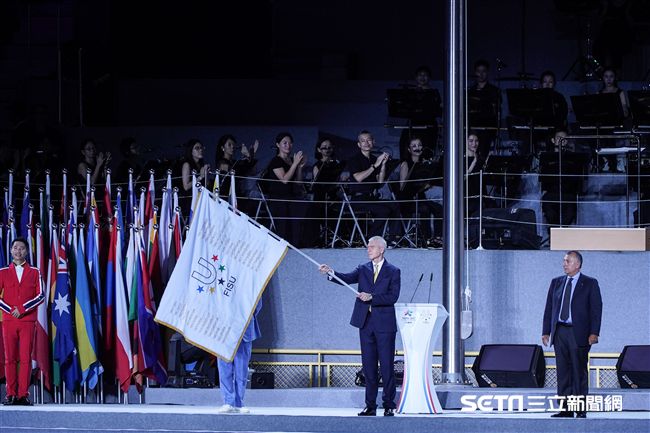 世大運閉幕典禮，fisu主席交接會旗 圖／記者林敬旻攝