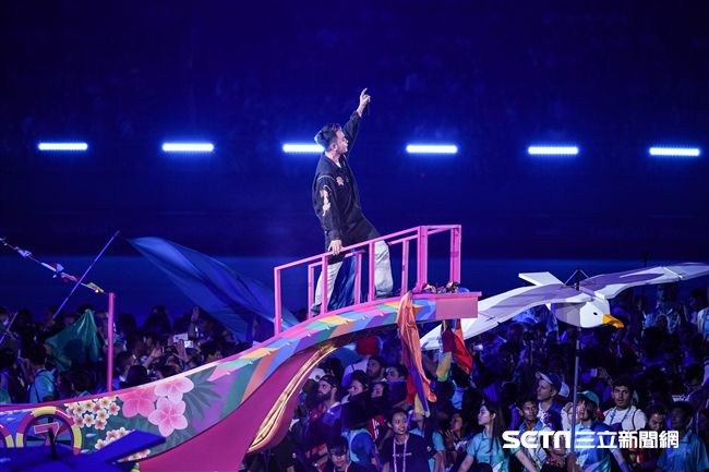 世大運閉幕典禮，滅火器大正乘台北號入場 圖／記者林敬旻攝