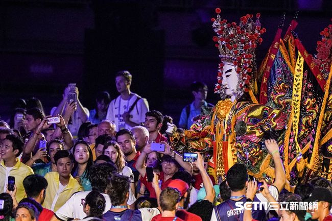 世大運閉幕典禮，台灣表演送神熄聖火，各國選手爭相目睹 圖／記者林敬旻攝