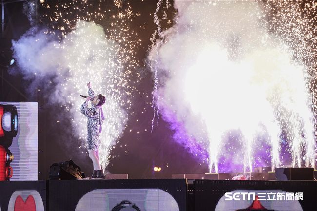 世大運閉幕典禮，徐佳瑩登台演唱 圖／記者林敬旻攝