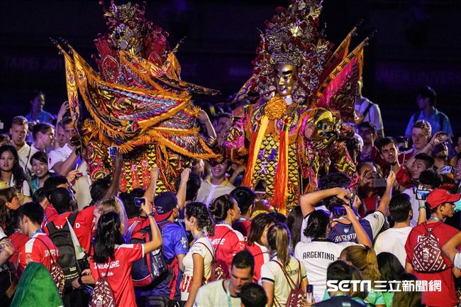 世大運閉幕典禮，台灣表演送神熄聖火，各國選手爭相目睹 圖／記者林敬旻攝