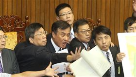 前瞻首期預算立院三讀 藍委場內扔擲預算書立法院31日凌晨三讀通過中央政府前瞻基礎建設計畫第1期特別預算，引發場內國民黨立委不滿，紛朝主席台丟擲預算書。多名立委圍在立法院長蘇嘉全（左3）身邊，伸手欲擋下飛來的預算書。中央社記者謝佳璋攝 106年8月31日