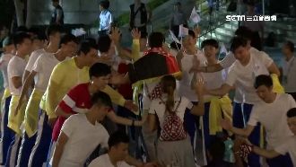 世大運閉幕嗨翻　選手熱舞擊掌道別