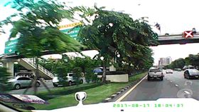 大陸男子在泰國一座天橋往馬路上丟磚塊。（圖／翻攝pakookai　huayhongthong臉書）