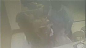 稱台灣隊吃藥　男子揮拳打人