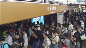 通勤族崩潰！文湖線停駛15分鐘　百位乘客改搭下班車
圖／民眾劉彥池提供 