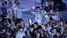 世大運閉幕典禮，中華隊選手楊俊瀚及國旗入場 圖／記者林敬旻攝