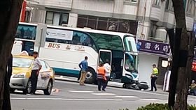 蕭姓騎士疑似搶快紅燈右轉，與世大運選手專車發生擦撞。（圖／翻攝自林口大家庭）