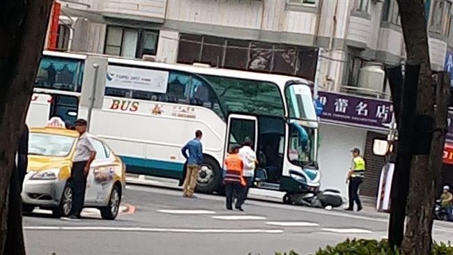 騎士疑搶快右轉　整台插入世大運專車