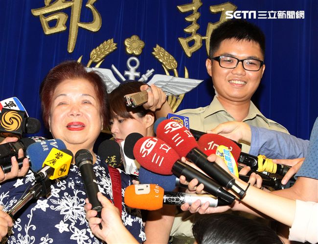 憲兵周書鋐二兵由阿嬤陪同接受蔡英文總統表揚。（記者邱榮吉/攝影）