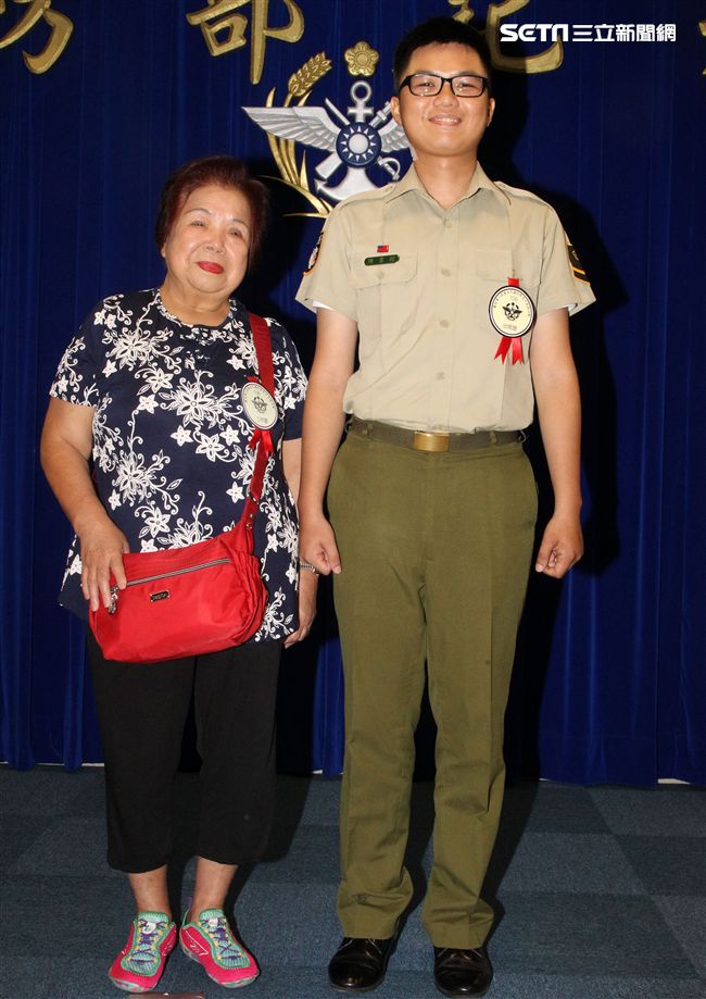 憲兵周書鋐二兵由阿嬤陪同接受蔡英文總統表揚。（記者邱榮吉/攝影）