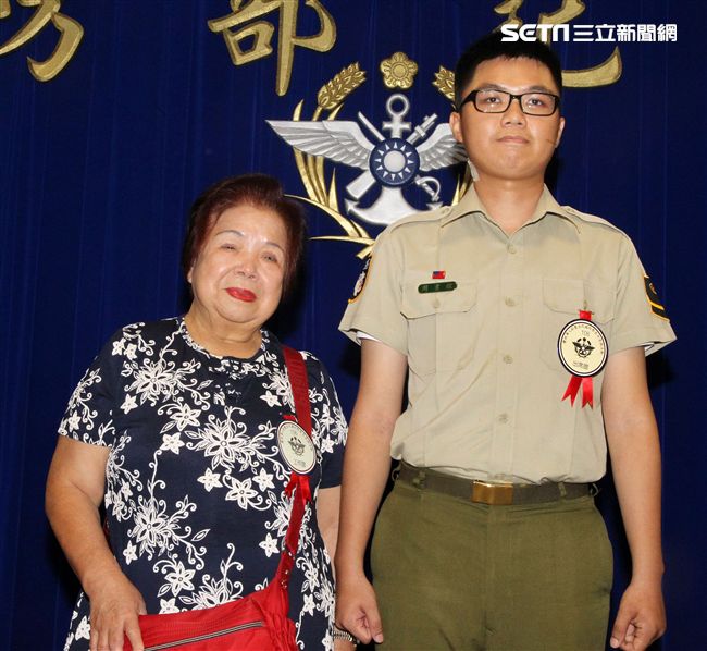 憲兵周書鋐二兵由阿嬤陪同接受蔡英文總統表揚。（記者邱榮吉/攝影）