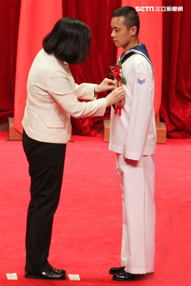 總統蔡英文（31）日上午表揚國軍楷模及國軍模範團體。（記者邱榮吉/攝影）