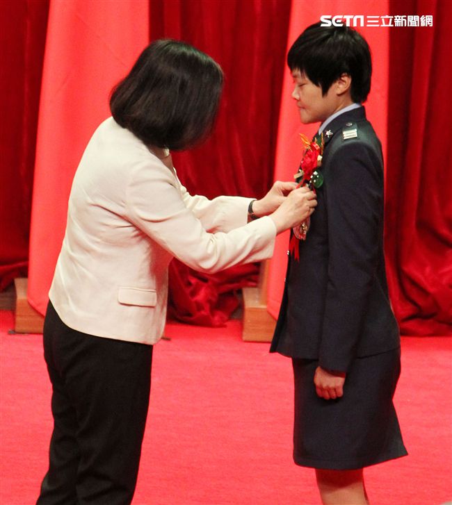 國軍楷模上尉飛行官鍾瀞儀。（記者邱榮吉/攝影）