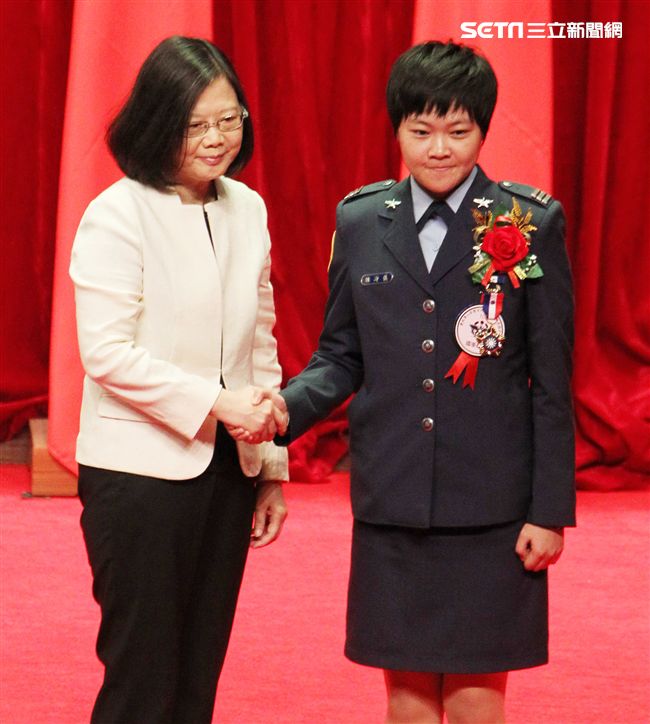 國軍楷模上尉飛行官鍾瀞儀。（記者邱榮吉/攝影）