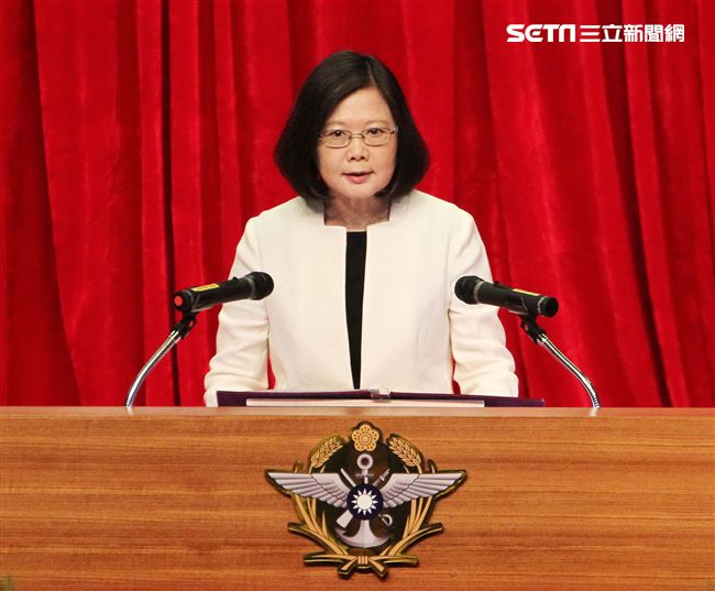 總統蔡英文（31）日上午表揚國軍楷模及國軍模範團體。（圖／記者邱榮吉攝）