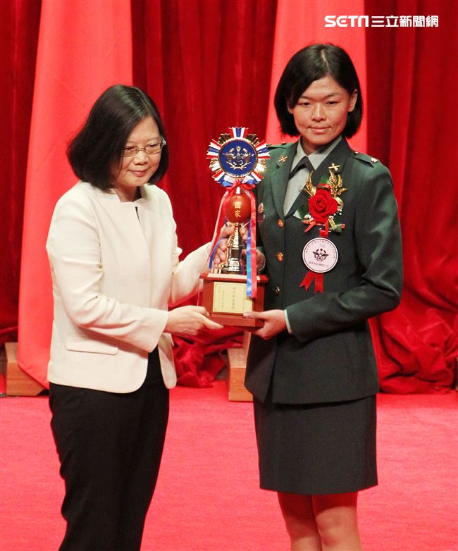 總統蔡英文（31）日上午表揚國軍楷模及國軍模範團體。（記者邱榮吉/攝影）