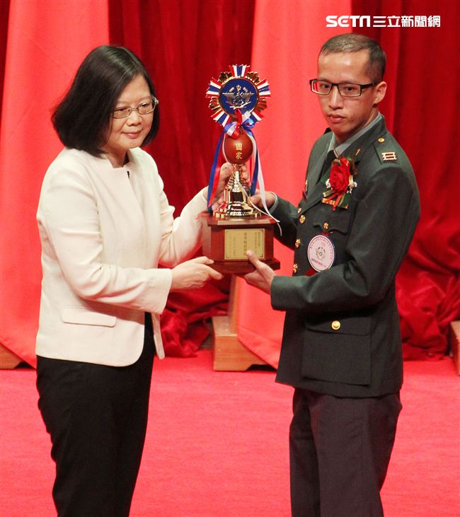 總統蔡英文（31）日上午表揚國軍楷模及國軍模範團體。（記者邱榮吉/攝影）