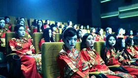 大批民眾穿著紅衣古裝、化慘白妝進電影院看紅衣小女孩。（圖／翻攝臉書爆料公社）
