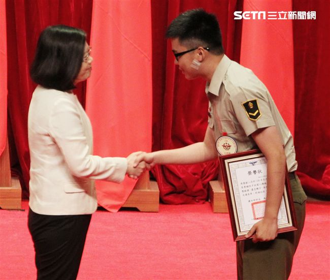 憲兵周書鋐二兵由阿嬤陪同接受蔡英文總統表揚。（記者邱榮吉/攝影）