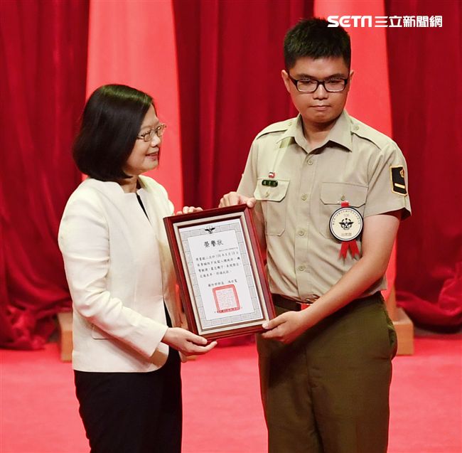 憲兵周書鋐二兵由阿嬤陪同接受蔡英文總統表揚。（記者邱榮吉/攝影）