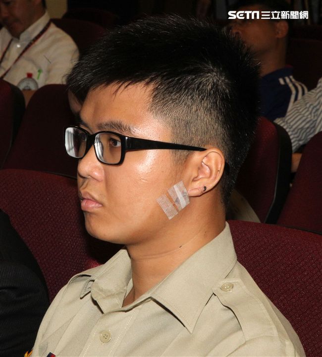 憲兵周書鋐二兵由阿嬤陪同接受蔡英文總統表揚。（記者邱榮吉/攝影）