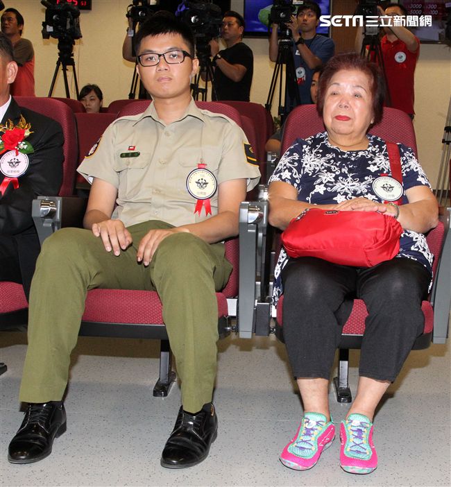 憲兵周書鋐二兵由阿嬤陪同接受蔡英文總統表揚。（記者邱榮吉/攝影）