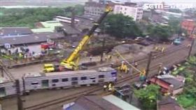 新北市鶯歌平交道，育林國中畢業旅行，遊覽車遭電聯車追撞。新聞台資料畫面