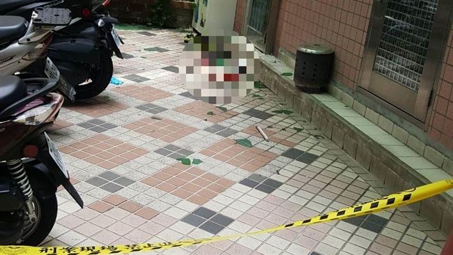 疑遮雨棚漏水頂樓查看　男不慎失足亡